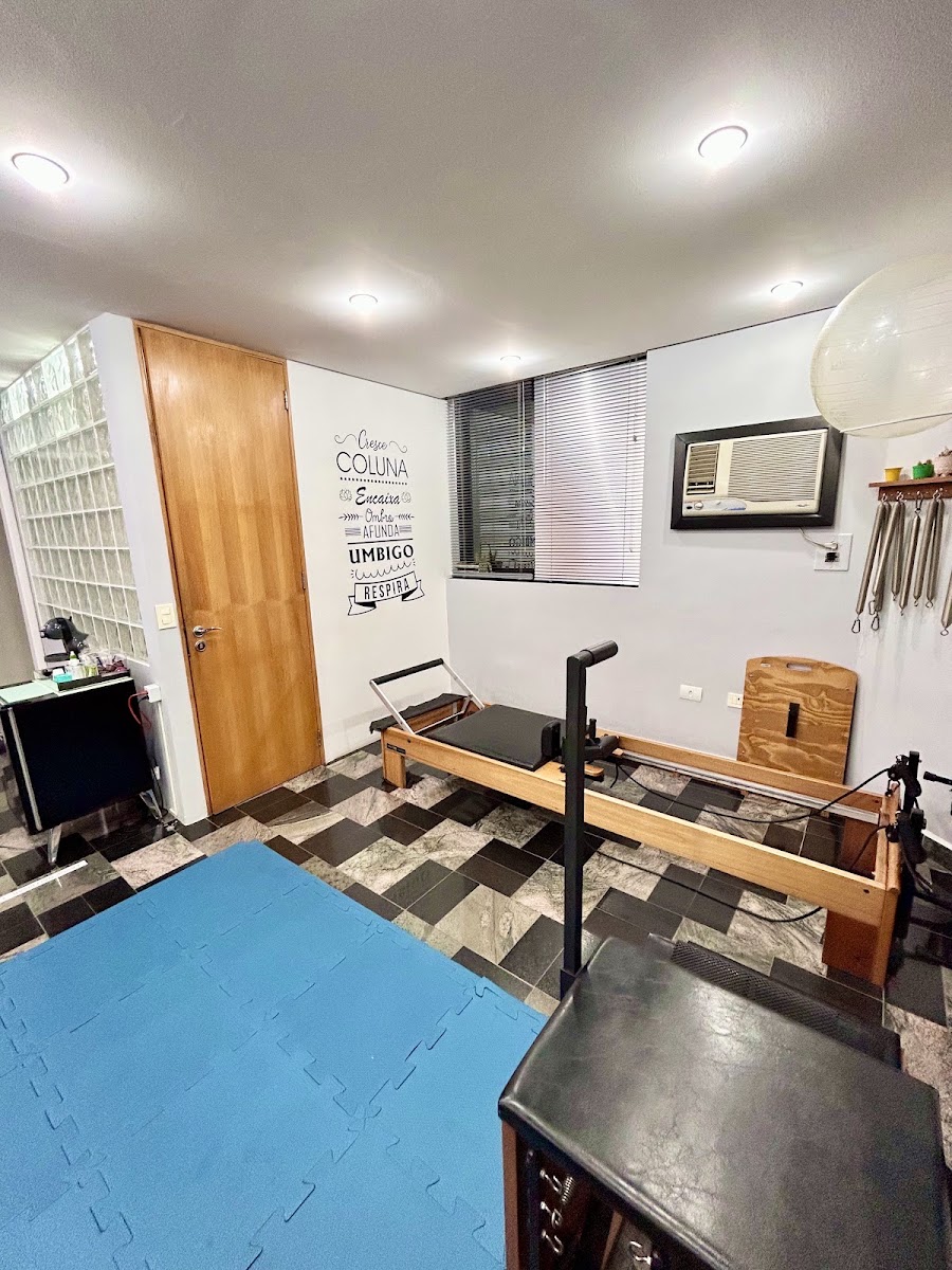 Reformer e equipamentos do estúdio vistos de outro ângulo